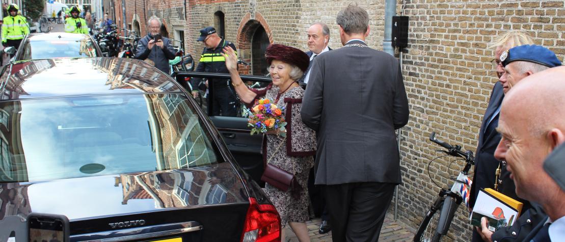 Prinses Beatrix onthult standbeeld van Willem van Oranje in Dordrecht