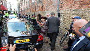 Prinses Beatrix onthult standbeeld van Willem van Oranje in Dordrecht