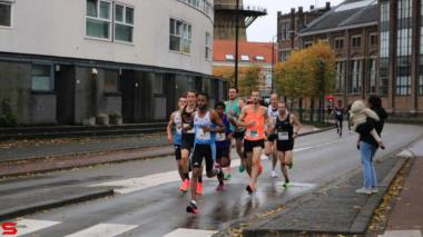 [Activiteiten en Festiviteiten] :: DrechtStadLoop Halve Marathon (25)