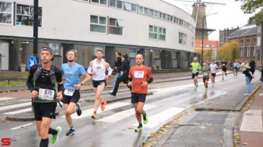 [Activiteiten en Festiviteiten] :: DrechtStadLoop Halve Marathon (32)
