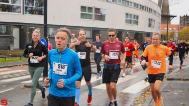 [Activiteiten en Festiviteiten] :: DrechtStadLoop Halve Marathon (24)