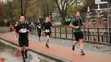 [Activiteiten en Festiviteiten] :: DrechtStadLoop Halve Marathon (35)