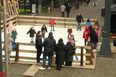 [Activiteiten en Festiviteiten] :: Schaatsbaan Bieshof 2023 dag 1 (12)