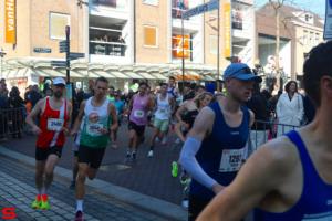 [Activiteiten en Festiviteiten] :: Drechtstadloop Halve Marathon Start (24)
