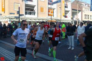 [Activiteiten en Festiviteiten] :: Drechtstadloop Halve Marathon Start (27)