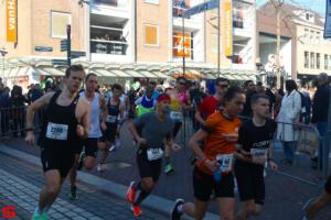 [Activiteiten en Festiviteiten] :: Drechtstadloop Halve Marathon Start (13)
