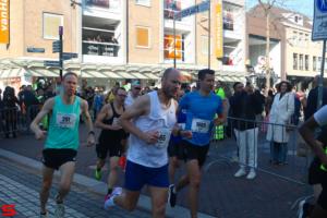 [Activiteiten en Festiviteiten] :: Drechtstadloop Halve Marathon Start (14)