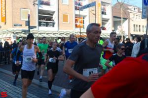 [Activiteiten en Festiviteiten] :: Drechtstadloop Halve Marathon Start (21)