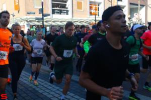 [Activiteiten en Festiviteiten] :: Drechtstadloop Halve Marathon Start (14)