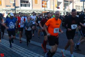[Activiteiten en Festiviteiten] :: Drechtstadloop Halve Marathon Start (26)
