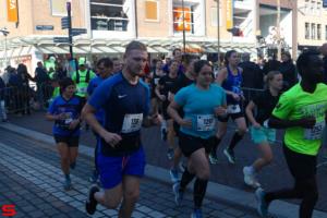[Activiteiten en Festiviteiten] :: Drechtstadloop Halve Marathon Start (16)