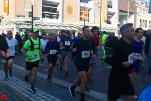 [Activiteiten en Festiviteiten] :: Drechtstadloop Halve Marathon Start (18)