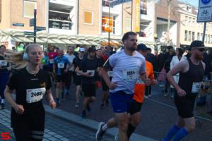 [Activiteiten en Festiviteiten] :: Drechtstadloop Halve Marathon Start (25)
