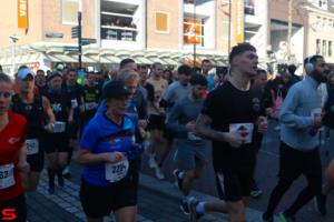 [Activiteiten en Festiviteiten] :: Drechtstadloop Halve Marathon Start (14)