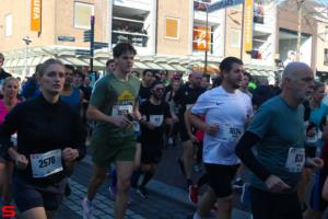 [Activiteiten en Festiviteiten] :: Drechtstadloop Halve Marathon Start (16)