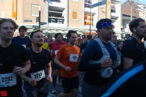 [Activiteiten en Festiviteiten] :: Drechtstadloop Halve Marathon Start (18)