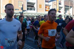 [Activiteiten en Festiviteiten] :: Drechtstadloop Halve Marathon Start (20)