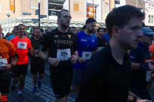 [Activiteiten en Festiviteiten] :: Drechtstadloop Halve Marathon Start (26)