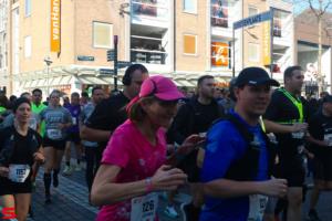 [Activiteiten en Festiviteiten] :: Drechtstadloop Halve Marathon Start (26)