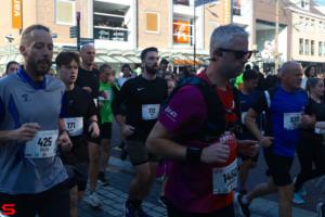 [Activiteiten en Festiviteiten] :: Drechtstadloop Halve Marathon Start (13)