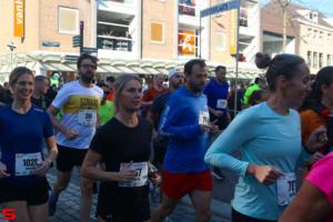 [Activiteiten en Festiviteiten] :: Drechtstadloop Halve Marathon Start (15)